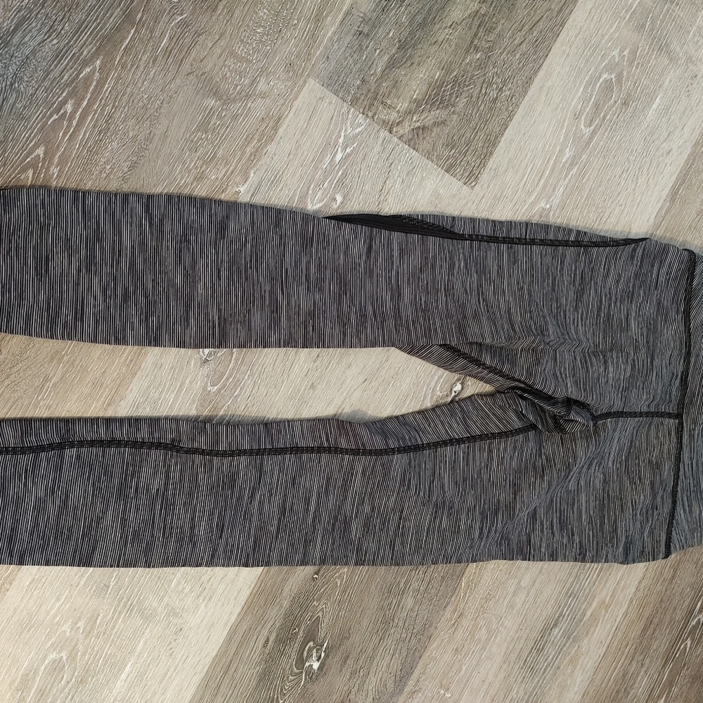Lululemon crops size 4